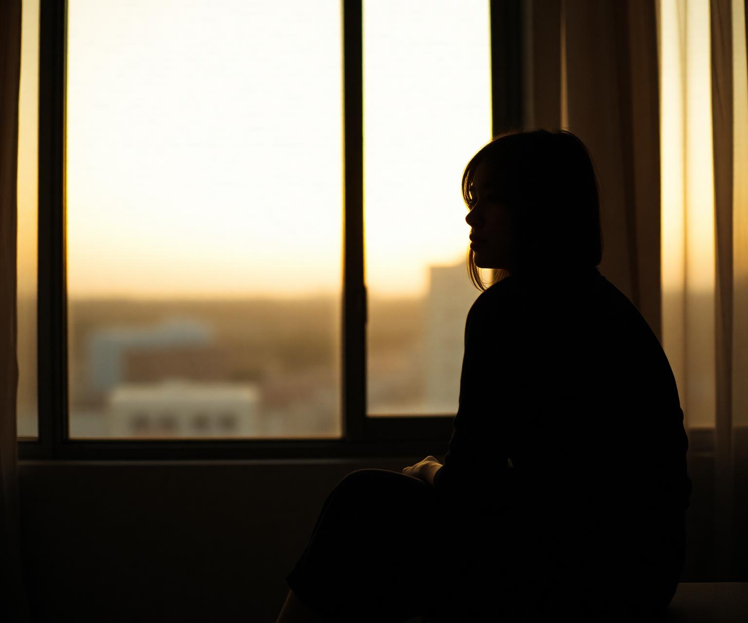 Persona contemplando el atardecer tras una ruptura